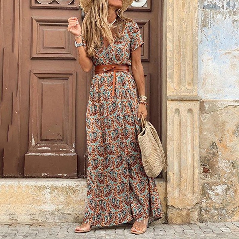 Hippie robe bohème chic marron vintage manches courtes portée par une femme